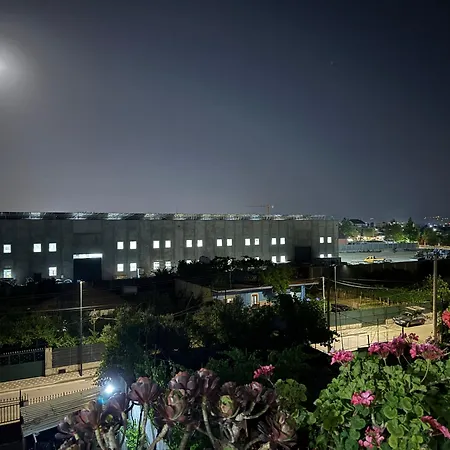 With Garden View בית הארחה *